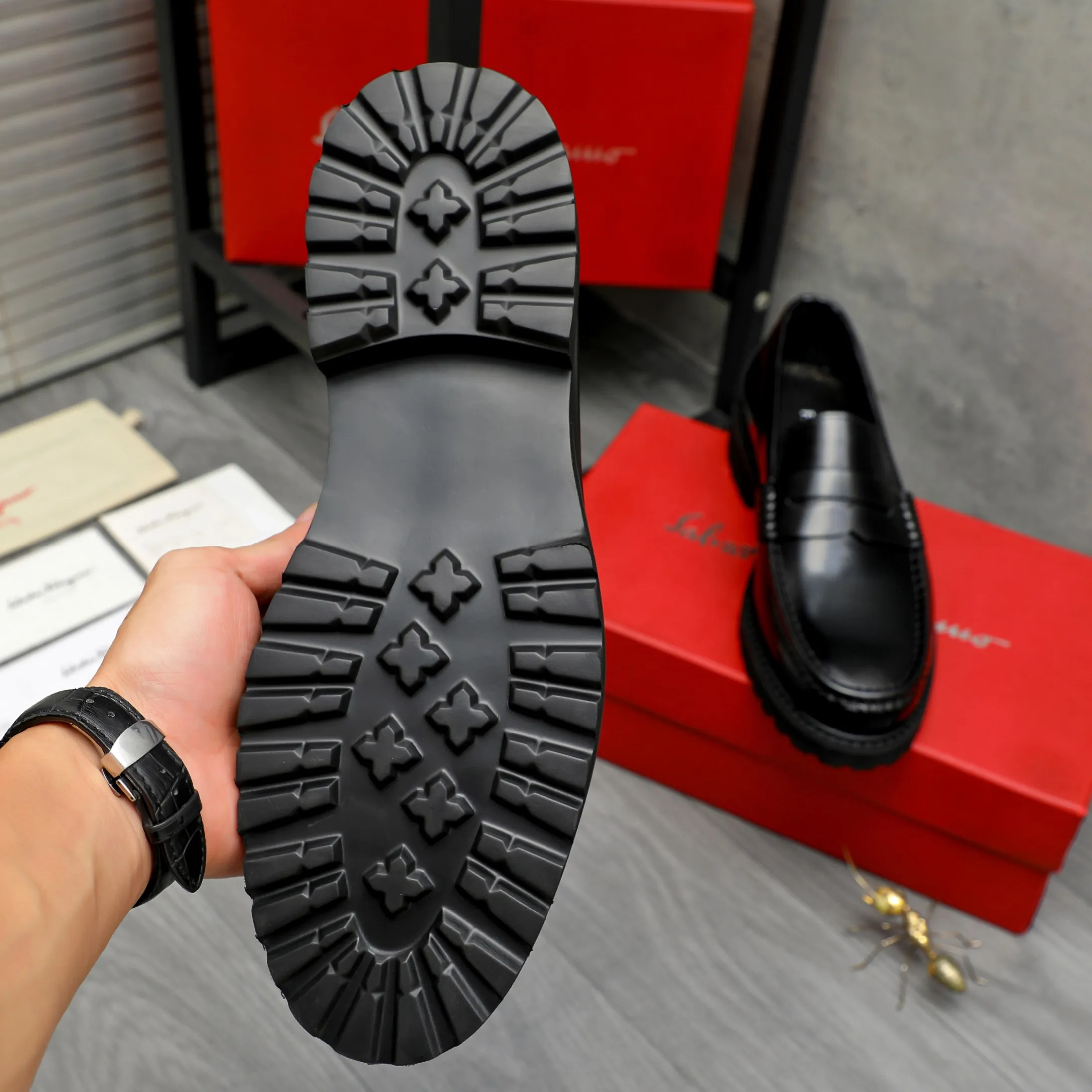 Men's shoes 💰442 Product trademark: Ferragamo "Ferragamo" business formal leather shoes Regular size: 38-46 (45.46 custom-made and non-returnable) Product materials: Selected pearlescent cowhide upper, cowhide lining, non-slip rubber outsole